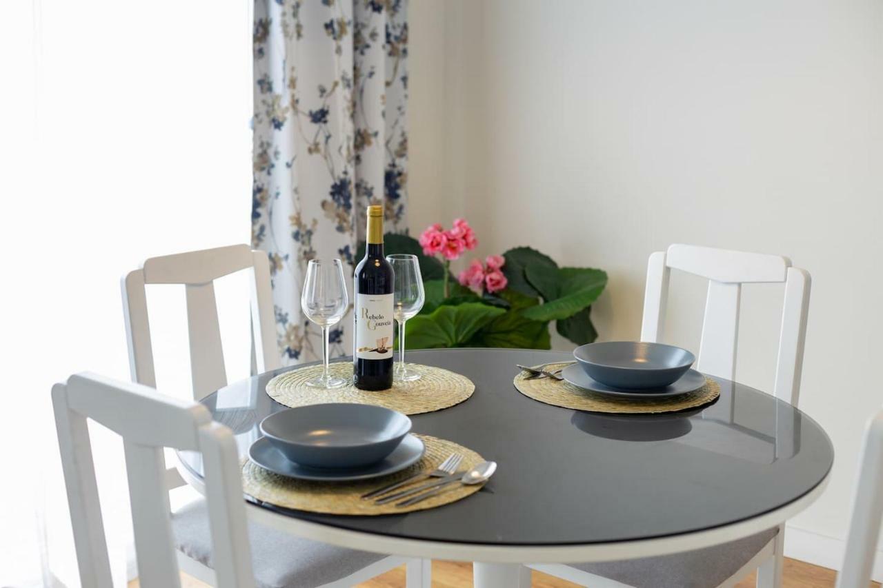 Trindade Sunny Downtown Apartment With Balcony & Ac Porto Bagian luar foto