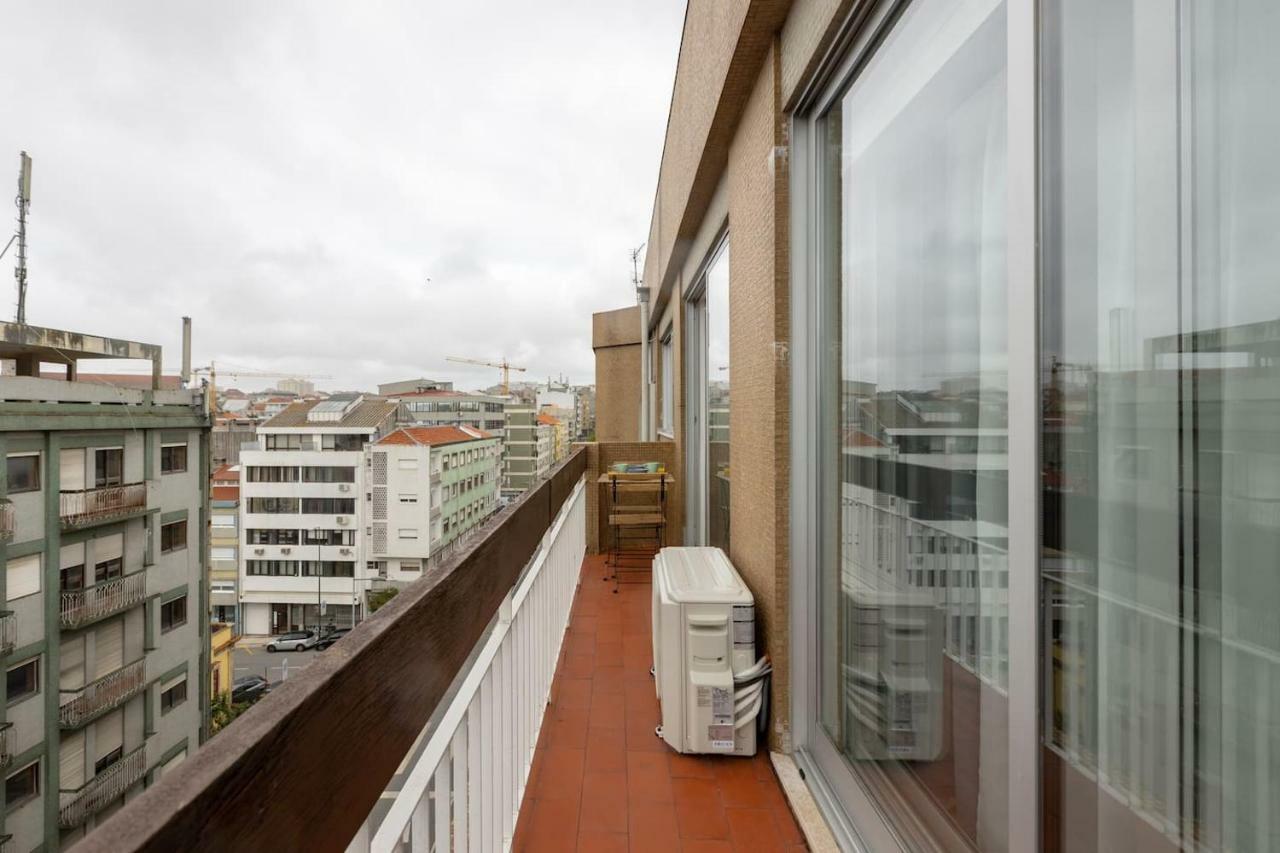 Trindade Sunny Downtown Apartment With Balcony & Ac Porto Bagian luar foto