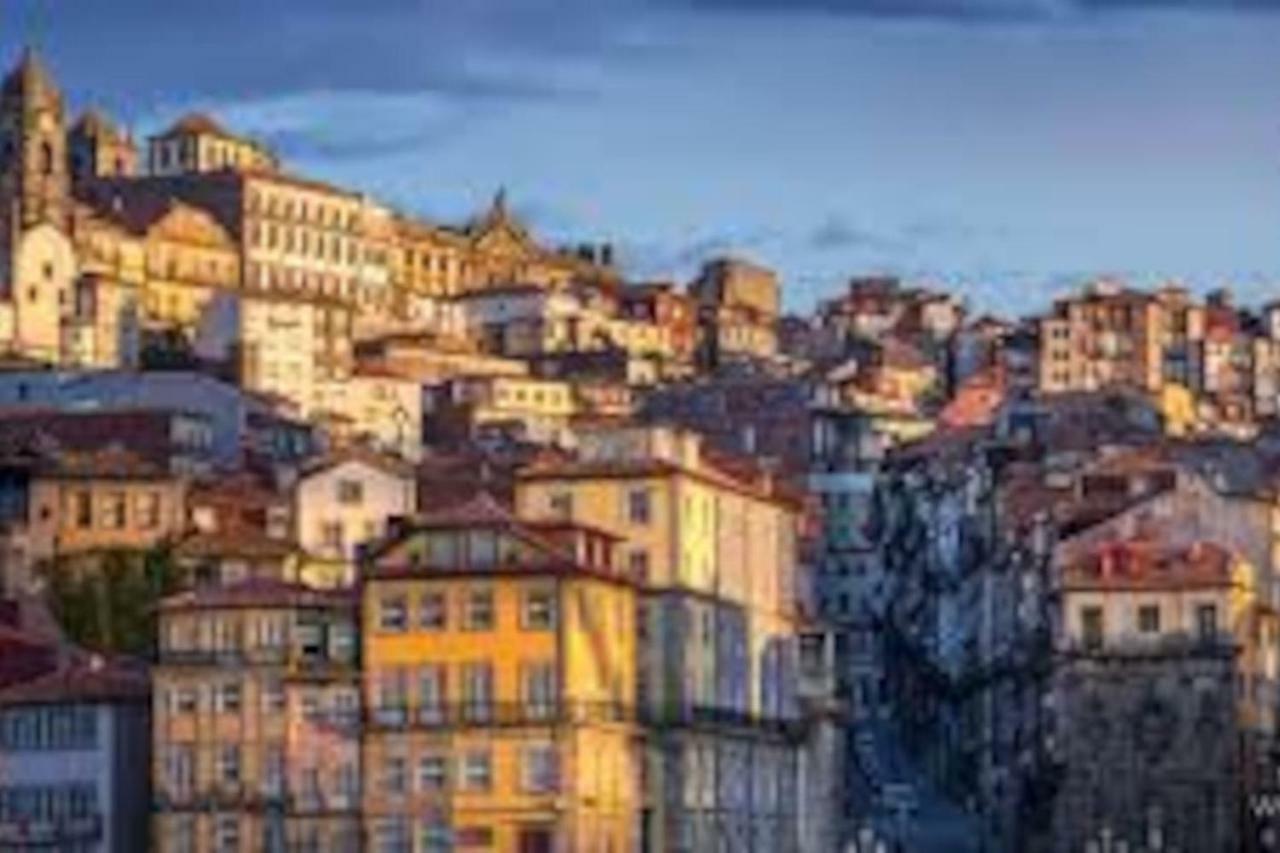 Trindade Sunny Downtown Apartment With Balcony & Ac Porto Bagian luar foto