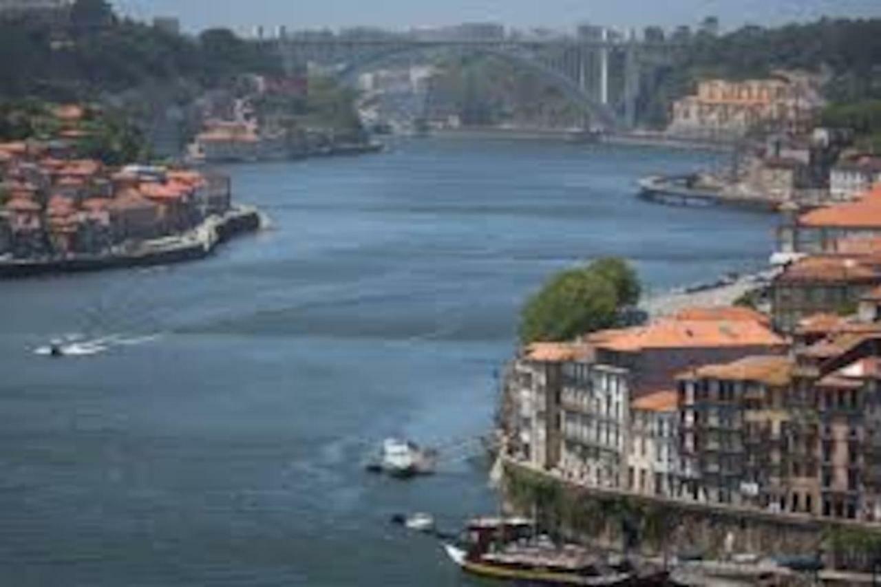 Trindade Sunny Downtown Apartment With Balcony & Ac Porto Bagian luar foto