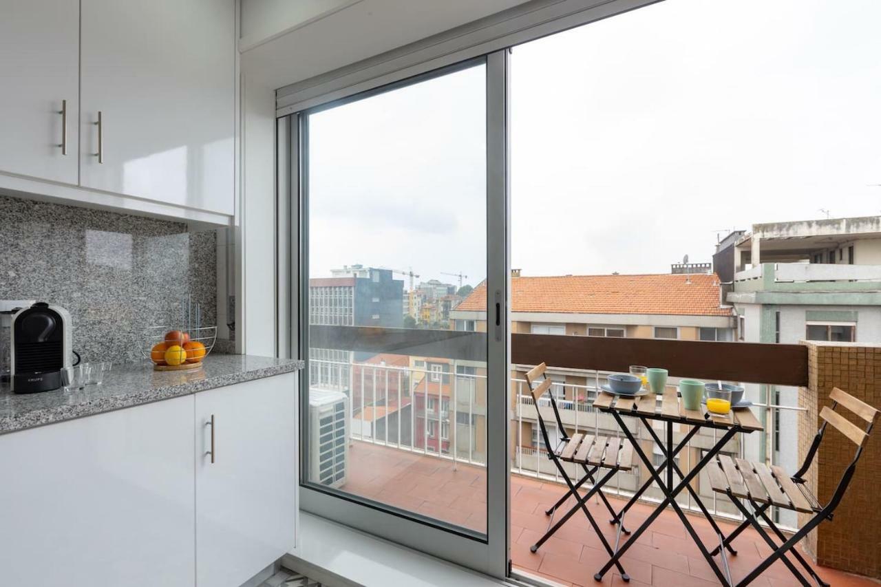Trindade Sunny Downtown Apartment With Balcony & Ac Porto Bagian luar foto