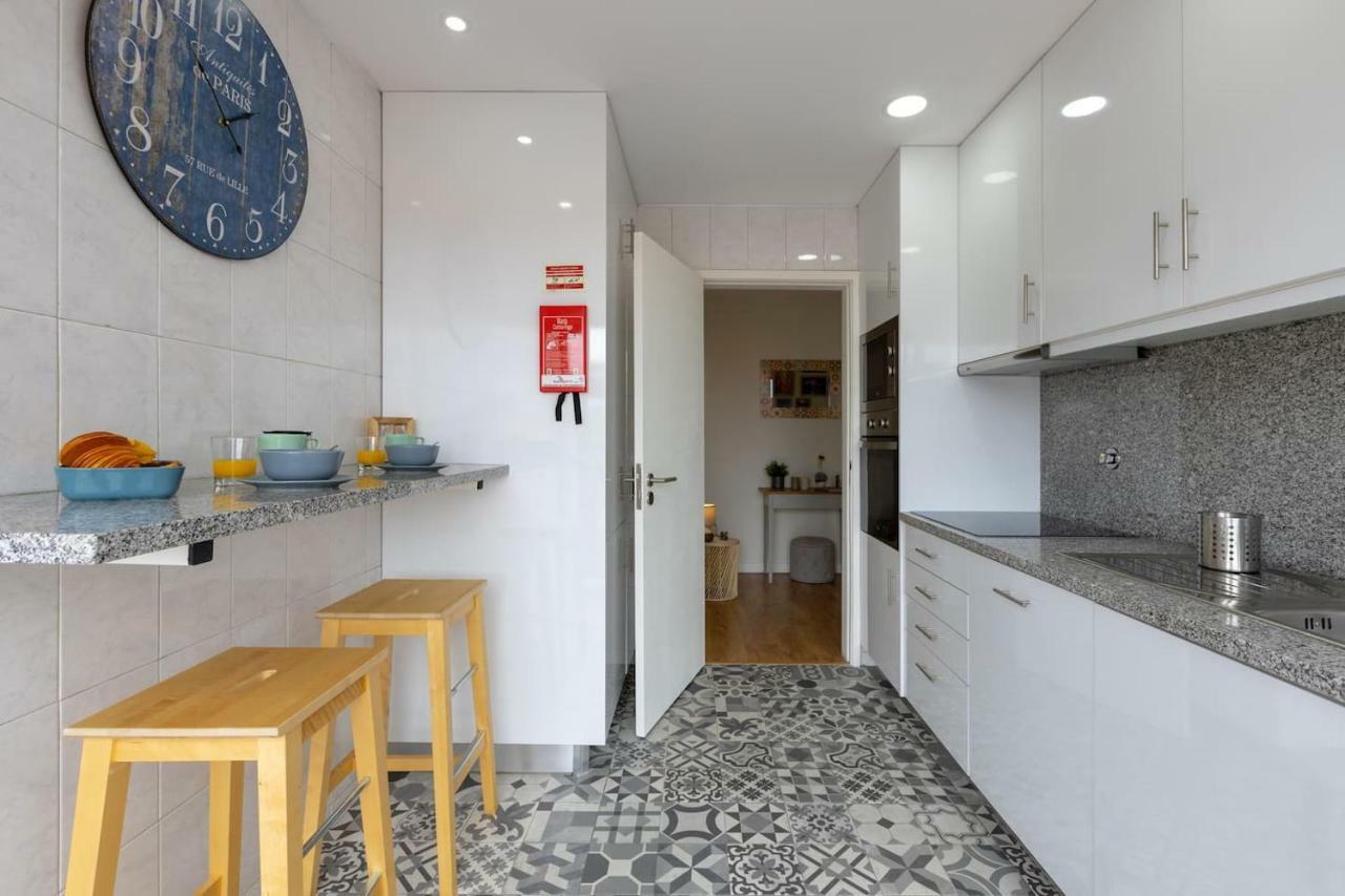 Trindade Sunny Downtown Apartment With Balcony & Ac Porto Bagian luar foto