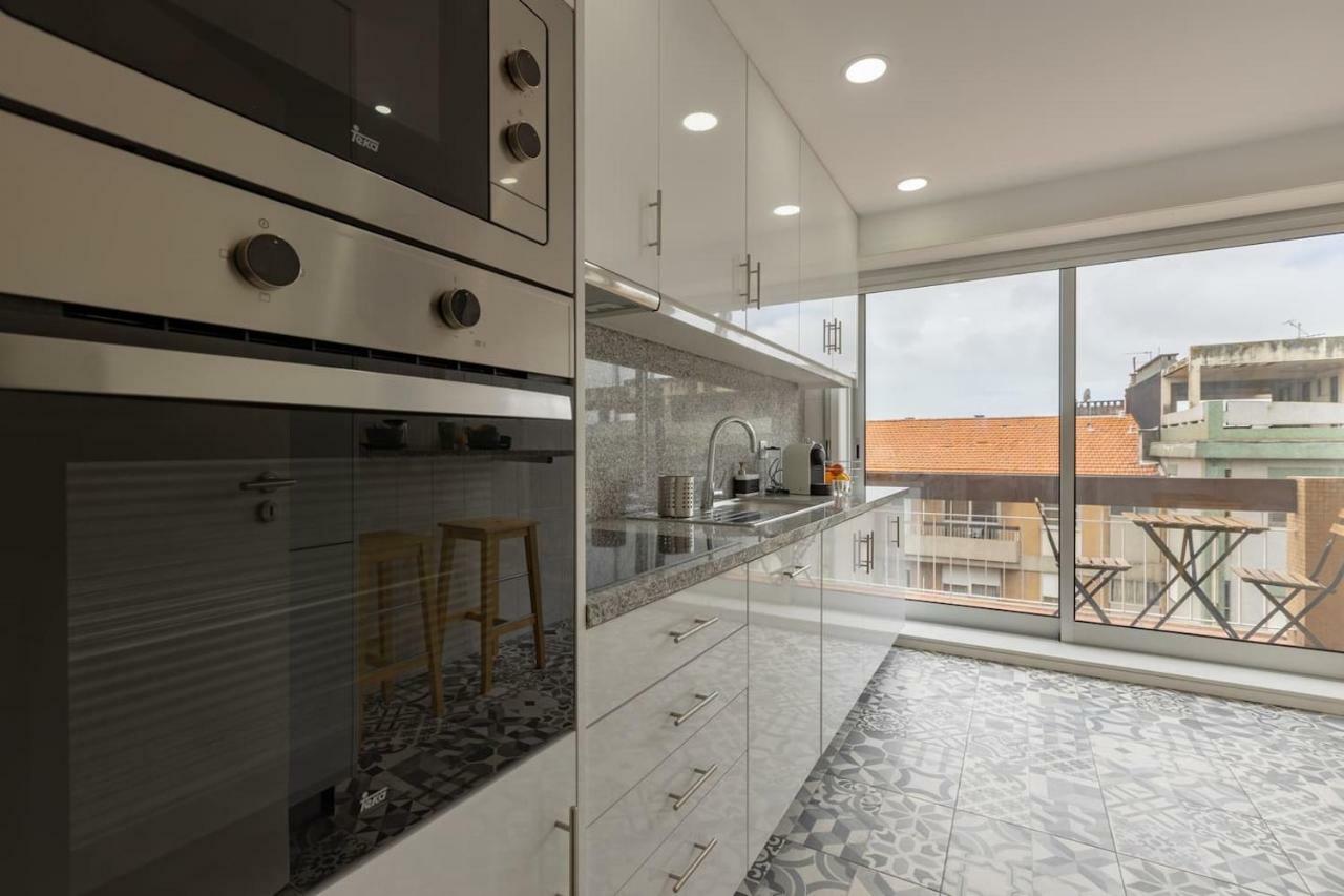 Trindade Sunny Downtown Apartment With Balcony & Ac Porto Bagian luar foto