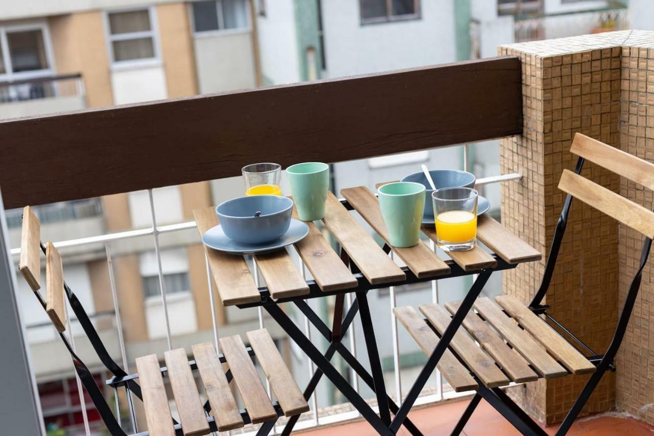 Trindade Sunny Downtown Apartment With Balcony & Ac Porto Bagian luar foto