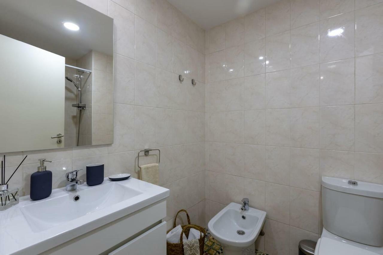 Trindade Sunny Downtown Apartment With Balcony & Ac Porto Bagian luar foto